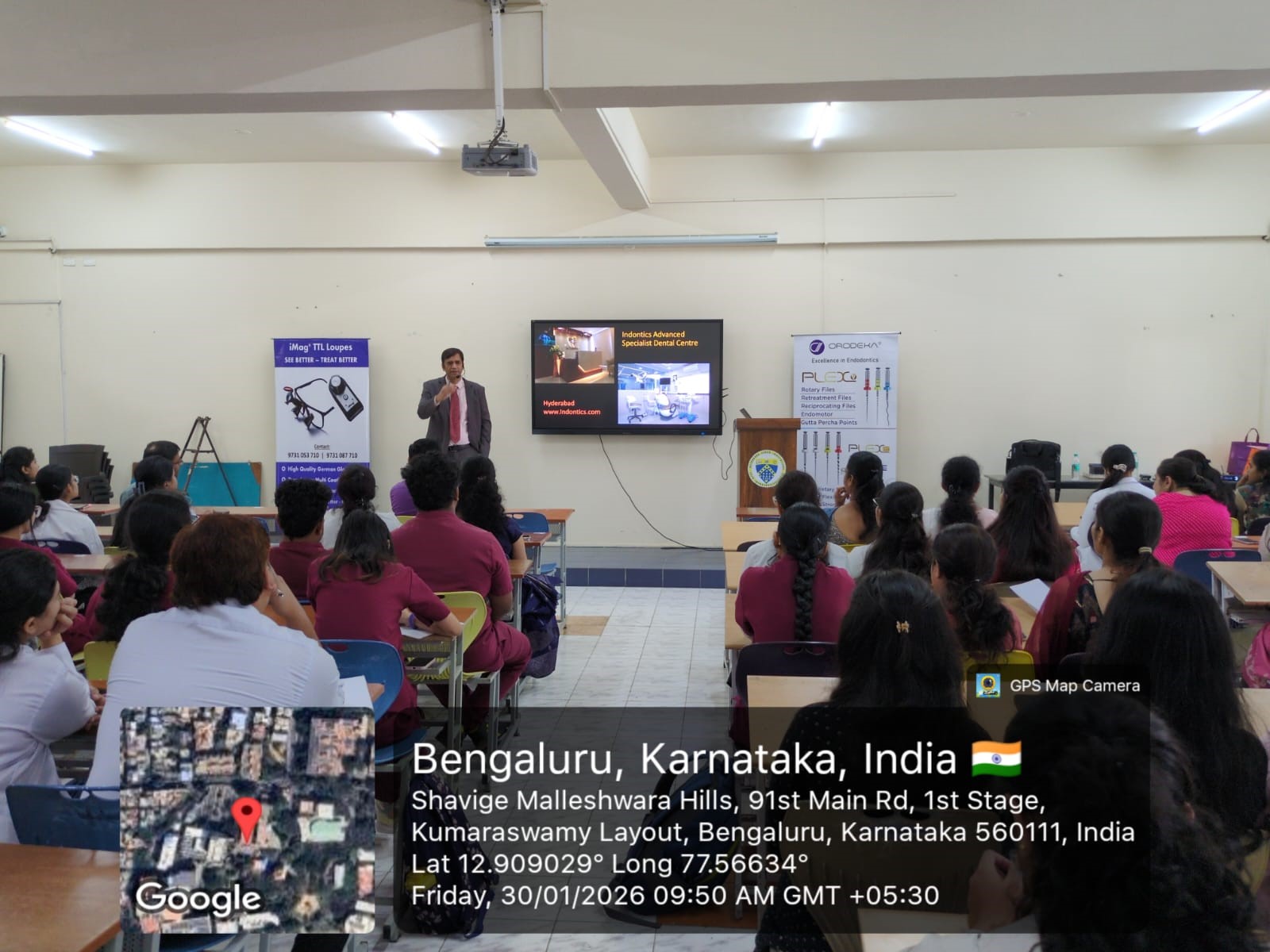 Dr. Vedavathi B presenting a token of appreciation to Mr K Kranthi Raja